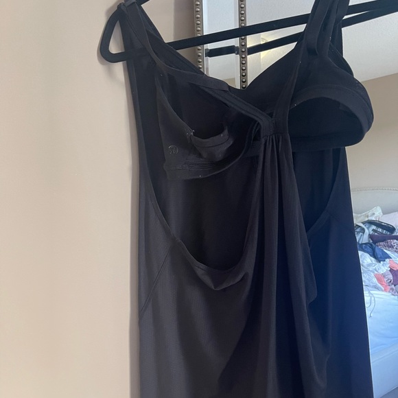 Lululemon size 6 tank with bra - Picture 3 of 4